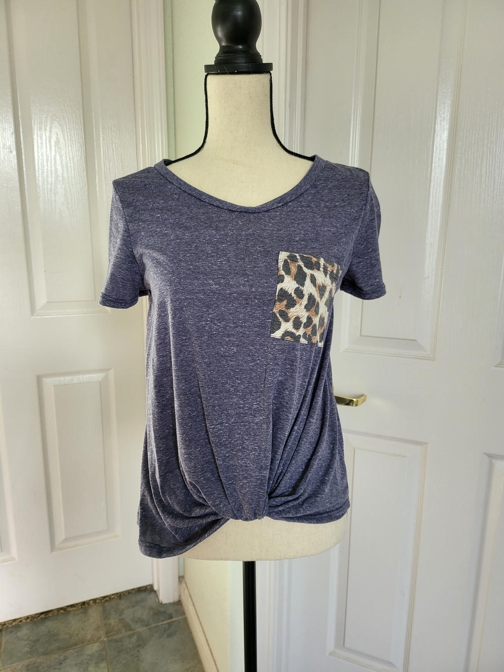 Pink Lily Women’s Navy Twist-Hem Leopard Pocket Tee